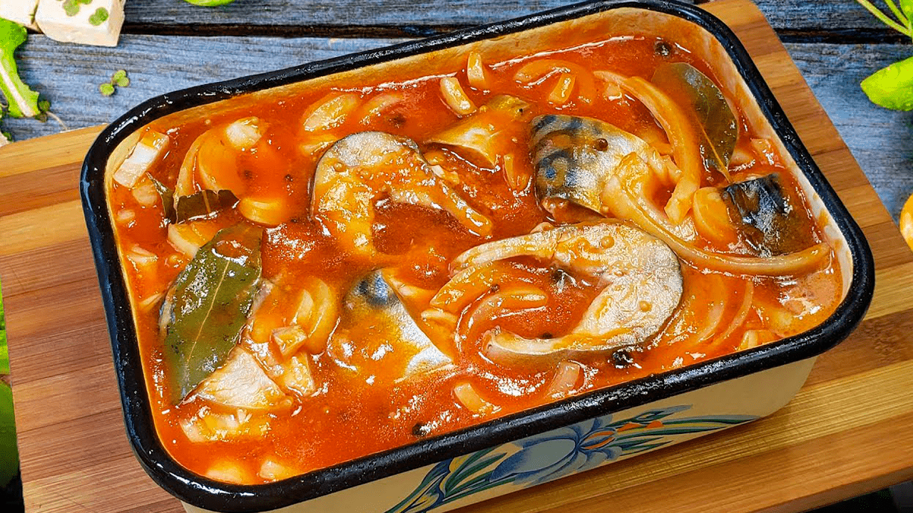 Скумбрия маринованная в томатном соусе