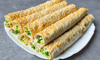 Трубочки из лаваша с яйцом и зеленью