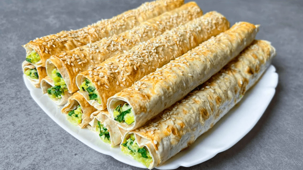 Трубочки из лаваша с яйцом и зеленью