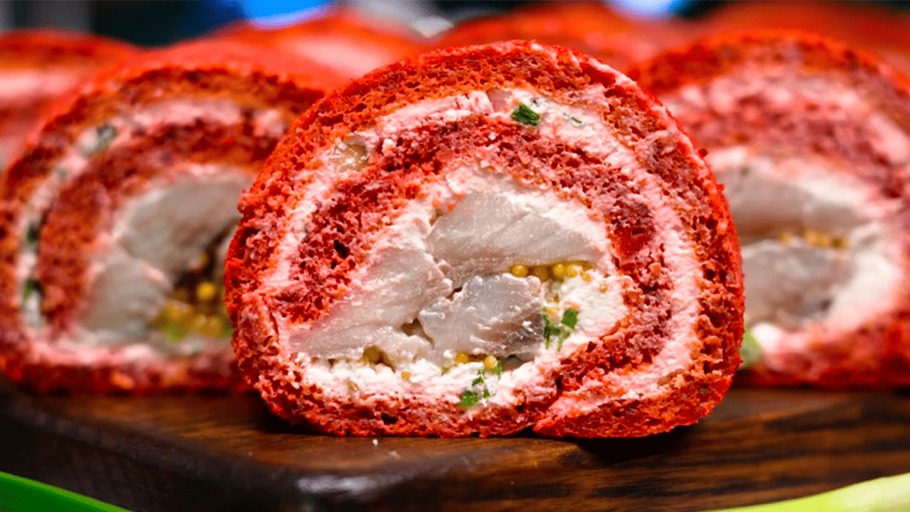 Бисквитный рулет из свеклы с селедкой