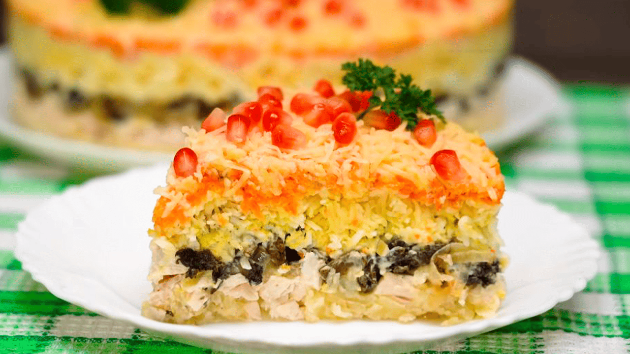 Салат "Татьяна" с курицей и жареными грибами