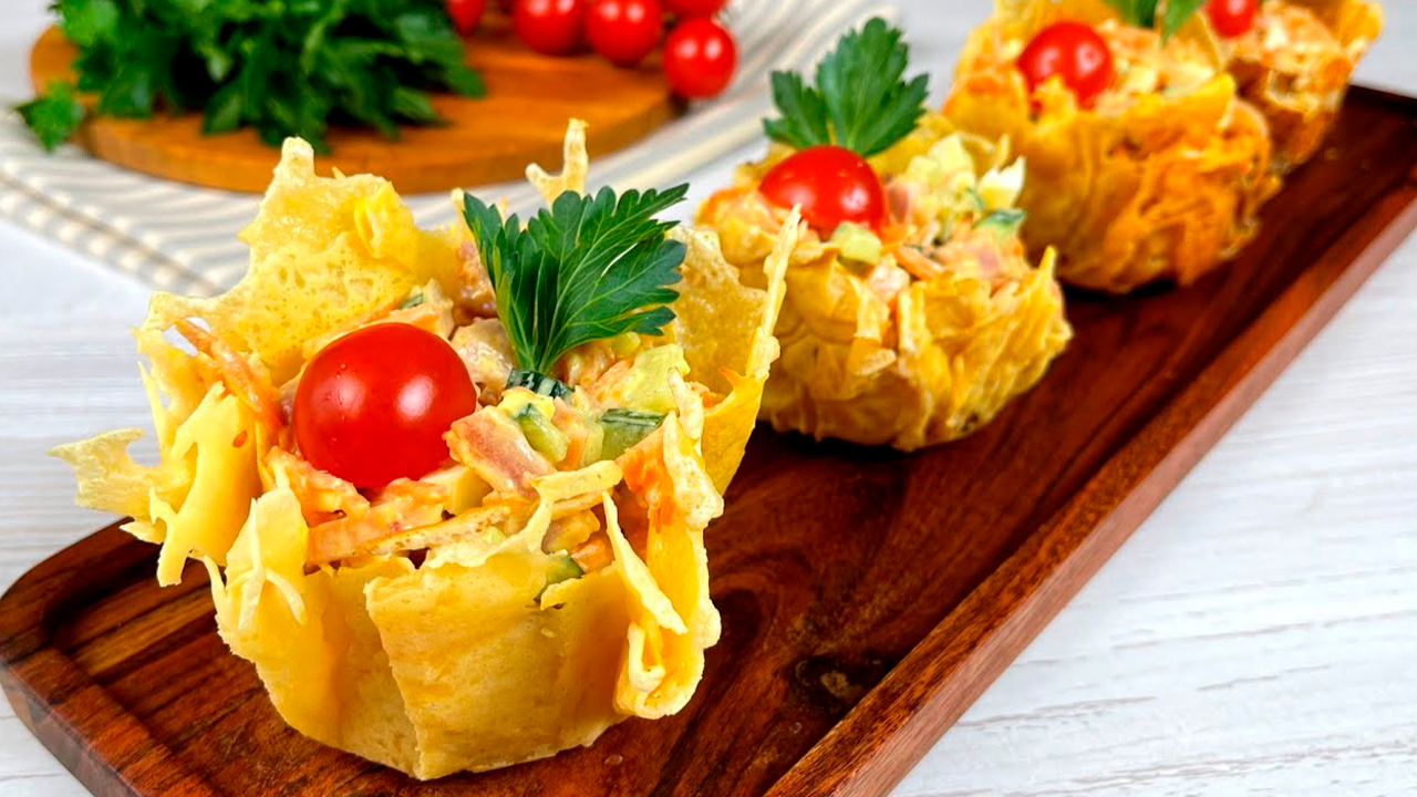 Салат с копченой курицей в сырных корзиночках